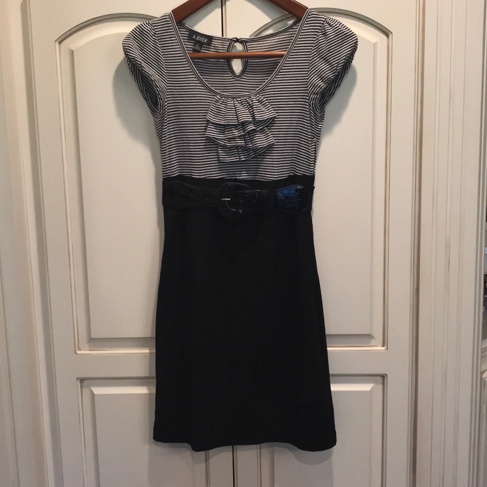 Sassy black & white cap sleeve dress